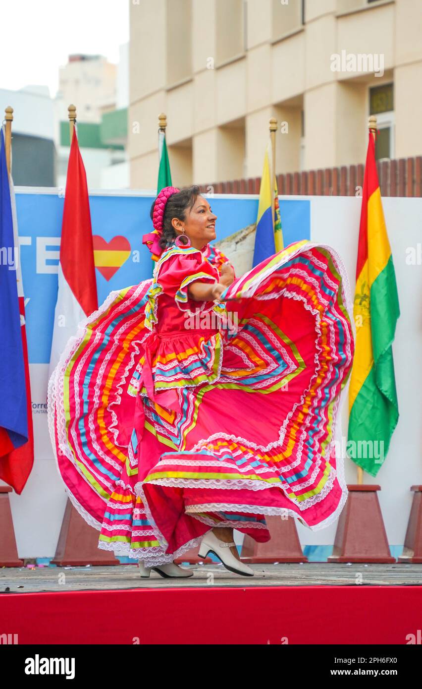 Torremolinos. Frau, die traditionellen südamerikanischen Tanz aufführt, Dia del Residente, multikulturelle Veranstaltung, Costa del Sol, Spanien. Stockfoto
