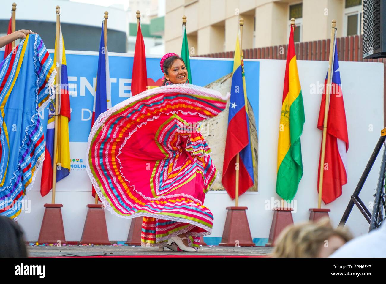 Torremolinos. Frau, die traditionellen südamerikanischen Tanz aufführt, Dia del Residente, multikulturelle Veranstaltung, Costa del Sol, Spanien. Stockfoto