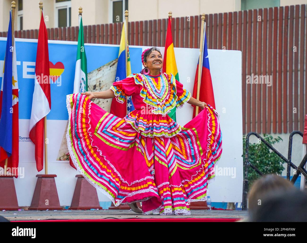 Torremolinos. Frau, die traditionellen südamerikanischen Tanz aufführt, Torremolinos, Dia del Residente, multikulturelle Veranstaltung, Costa del Sol, Spanien. Stockfoto