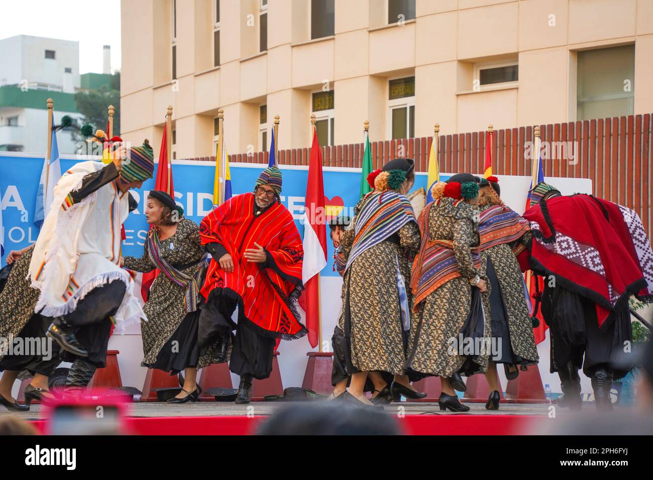Torremolinos. Tanzgruppe, die traditionellen südamerikanischen Tanz aufführt, Torremolinos, Dia del Residente, multikulturelle Veranstaltung, Costa del Sol, Spanien. Stockfoto