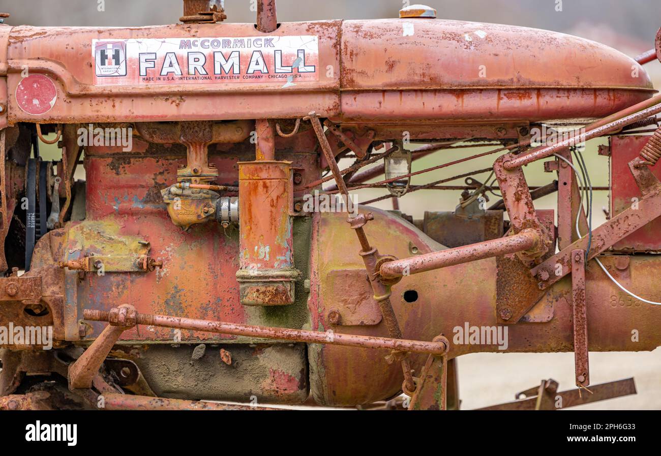 Ein Detailbild des Motors auf einem antiken Farmall-Versatzmotor, einem Traktor mit Hobelreihen-Erntegut Stockfoto