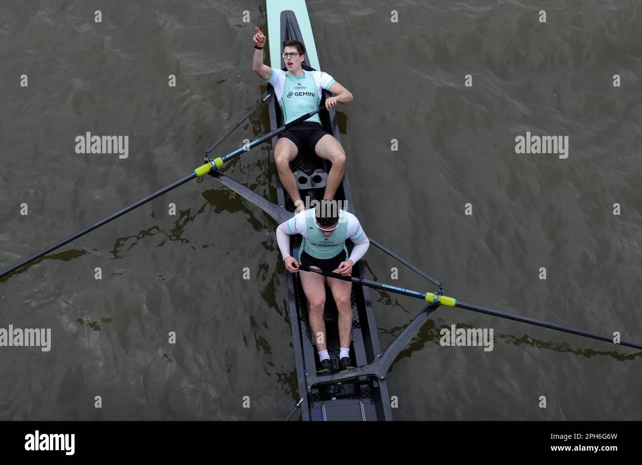 Die Cambridge Crew feiert den Sieg nach dem Herrenrenrenrennen während des Gemini Boat Race 2023 auf der Themse in London. Foto: Sonntag, 26. März 2023. Stockfoto