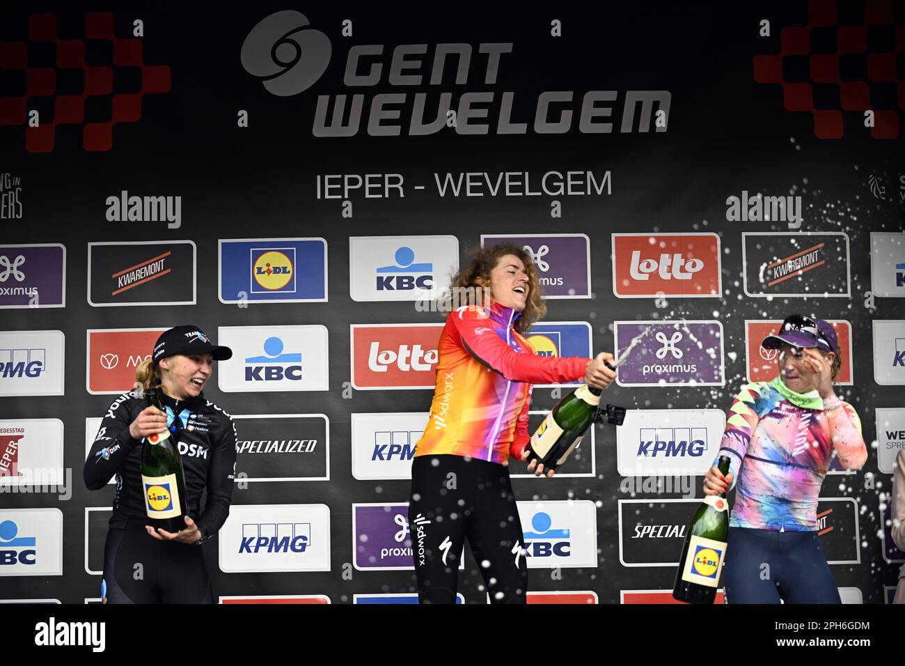 Wevelgem, Belgien. 26. März 2023. US Megan Jastrab vom Team DSM, Swiss Marlen Reusser von SD Worx und Maike Van der Duin feiern auf dem Podium des Frauen-Gent-Wevelgem - in Flanders Fields Radrennen, 162, 5 km von Ieper nach Wevelgem, Sonntag, 26. März 2023. BELGA FOTO JASPER JACOBS Kredit: Belga News Agency/Alamy Live News Stockfoto
