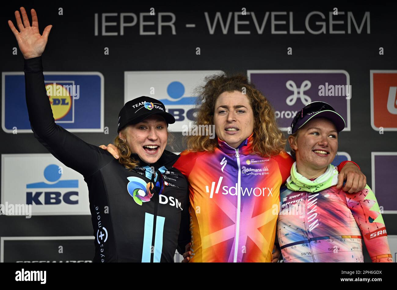 Wevelgem, Belgien. 26. März 2023. US Megan Jastrab vom Team DSM, Swiss Marlen Reusser von SD Worx und Maike Van der Duin feiern auf dem Podium des Frauen-Gent-Wevelgem - in Flanders Fields Radrennen, 162, 5 km von Ieper nach Wevelgem, Sonntag, 26. März 2023. BELGA FOTO JASPER JACOBS Kredit: Belga News Agency/Alamy Live News Stockfoto