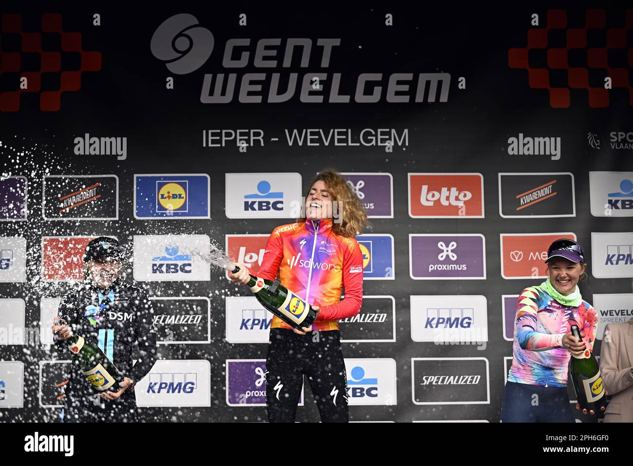 Wevelgem, Belgien. 26. März 2023. US Megan Jastrab vom Team DSM, Swiss Marlen Reusser von SD Worx und Maike Van der Duin feiern auf dem Podium des Frauen-Gent-Wevelgem - in Flanders Fields Radrennen, 162, 5 km von Ieper nach Wevelgem, Sonntag, 26. März 2023. BELGA FOTO JASPER JACOBS Kredit: Belga News Agency/Alamy Live News Stockfoto