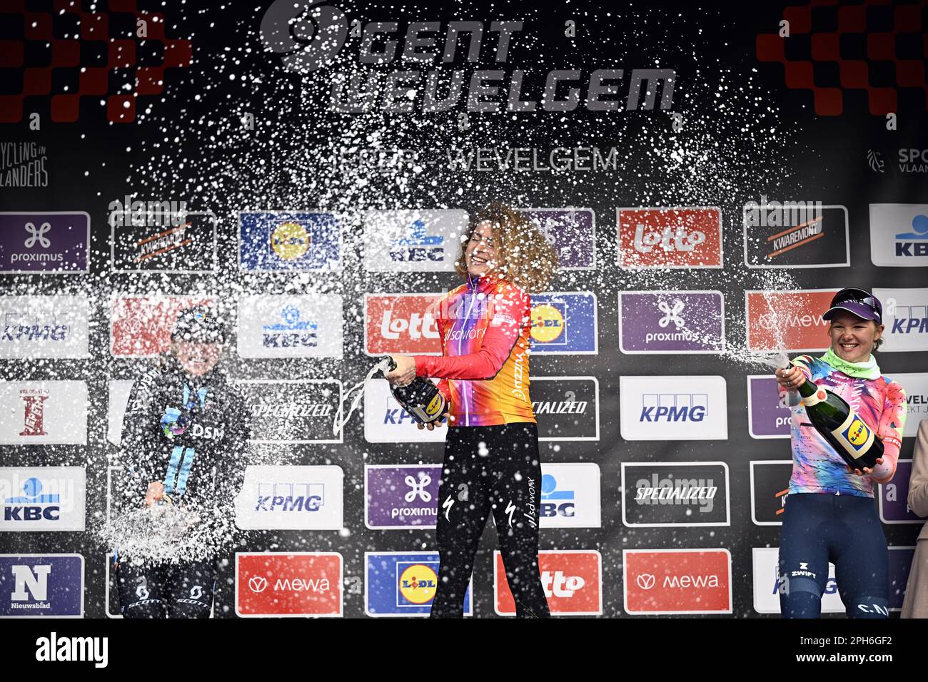 Wevelgem, Belgien. 26. März 2023. US Megan Jastrab vom Team DSM, Swiss Marlen Reusser von SD Worx und Maike Van der Duin feiern auf dem Podium des Frauen-Gent-Wevelgem - in Flanders Fields Radrennen, 162, 5 km von Ieper nach Wevelgem, Sonntag, 26. März 2023. BELGA FOTO JASPER JACOBS Kredit: Belga News Agency/Alamy Live News Stockfoto