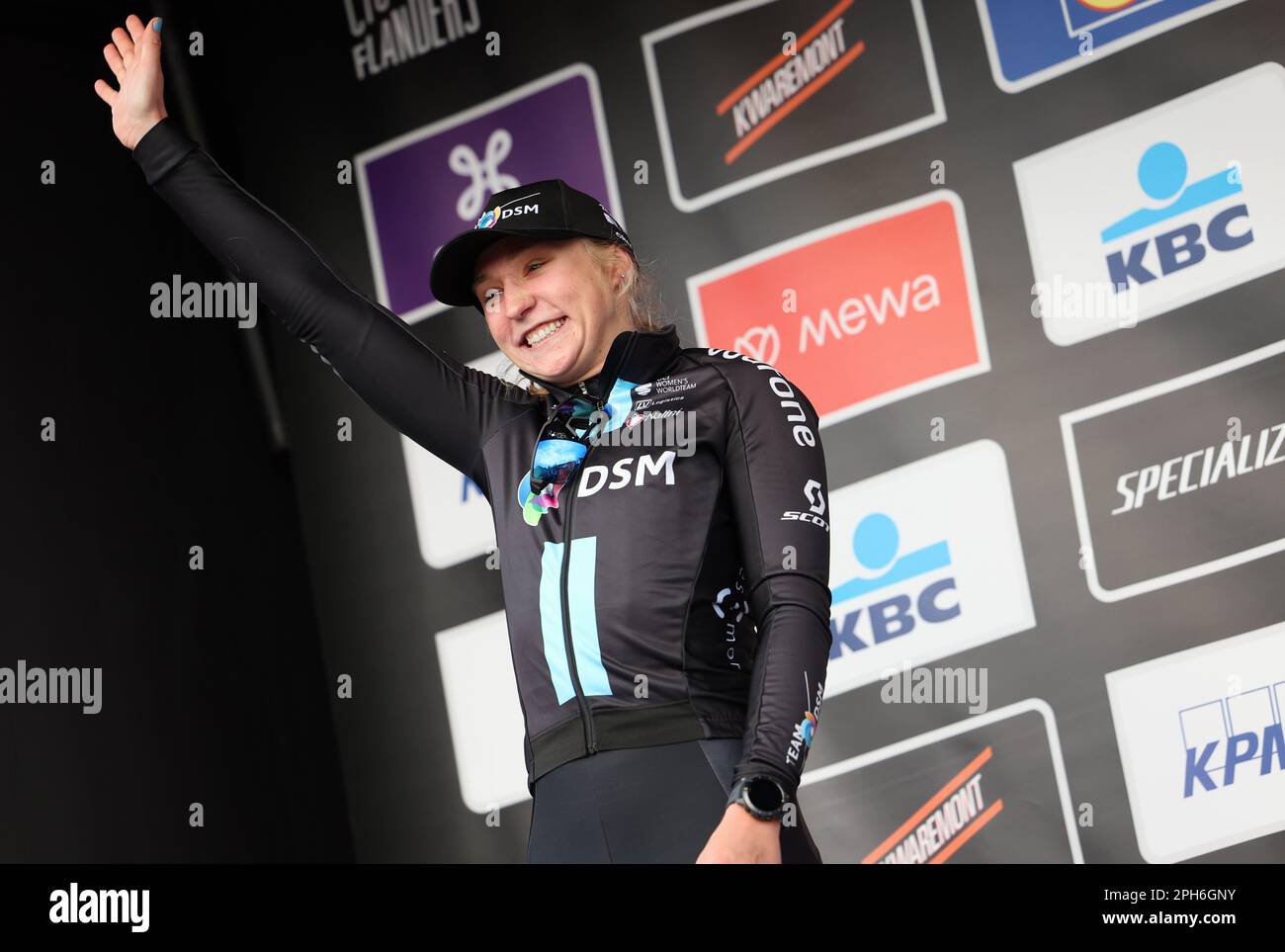 Wevelgem, Belgien. 26. März 2023. US Megan Jastrab vom Team DSM feiert auf dem Podium des Frauenrennens Gent-Wevelgem - in Flanders Fields, 162, 5 km von Ieper nach Wevelgem, Sonntag, 26. März 2023. BELGA FOTO DAVID PINTENS Kredit: Belga News Agency/Alamy Live News Stockfoto