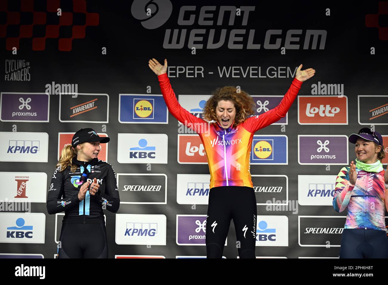 Wevelgem, Belgien. 26. März 2023. US Megan Jastrab vom Team DSM, Swiss Marlen Reusser von SD Worx und Dutch Maike Van Duin von Canyon-SRAM feiern auf dem Podium des Frauen-Gent-Wevelgem - in Flanders Fields Radrennen, 162, 5 km von Ieper nach Wevelgem, Sonntag, 26. März 2023. BELGA FOTO JASPER JACOBS Kredit: Belga News Agency/Alamy Live News Stockfoto