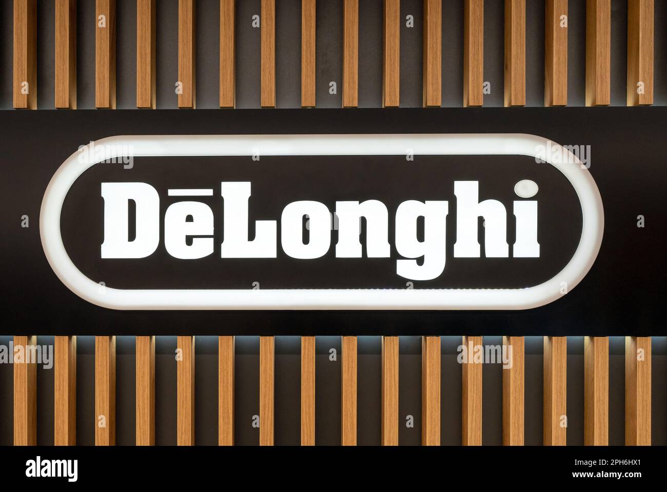 DeLonghi Markenlogo im Elektronikgeschäft und im Haushaltsgerätegeschäft. Minsk, Weißrussland, 2023 Stockfoto