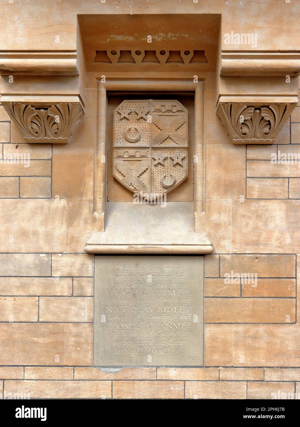 Heraldisches Wappen an der Wand des Balliol College in Broad Street und Inschrift gewidmet Oxford Martyrs, protestantische Bischöfe brannten 16 auf dem Scheiterhaufen Stockfoto