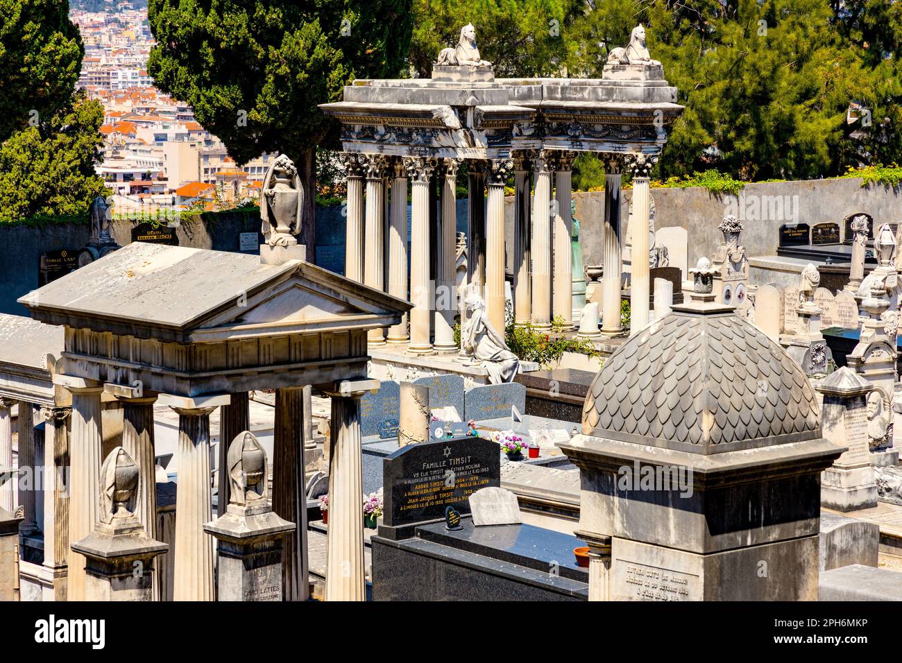 Nizza, Frankreich - 3. August 2022: Historischer israelischer Friedhof Cimetiere in der historischen Altstadt an der französischen Riviera des Mittelmeers Stockfoto