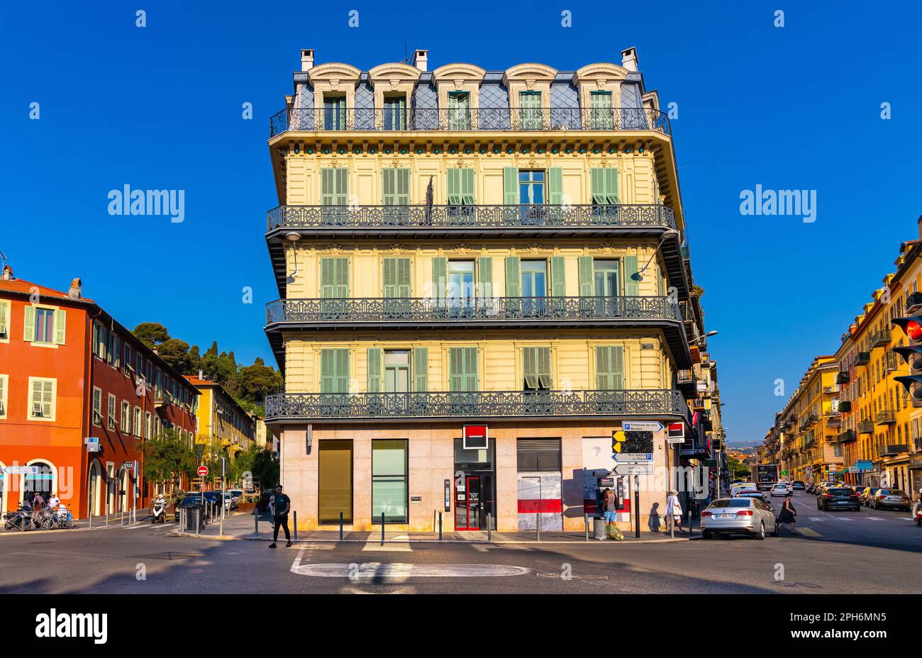 Nizza, Frankreich - 5. August 2022: Farbenfrohe Mietshäuser am Place de l’Ile de Beaute im historischen Hafen von Nizza und Jachthafen an der riviera Stockfoto
