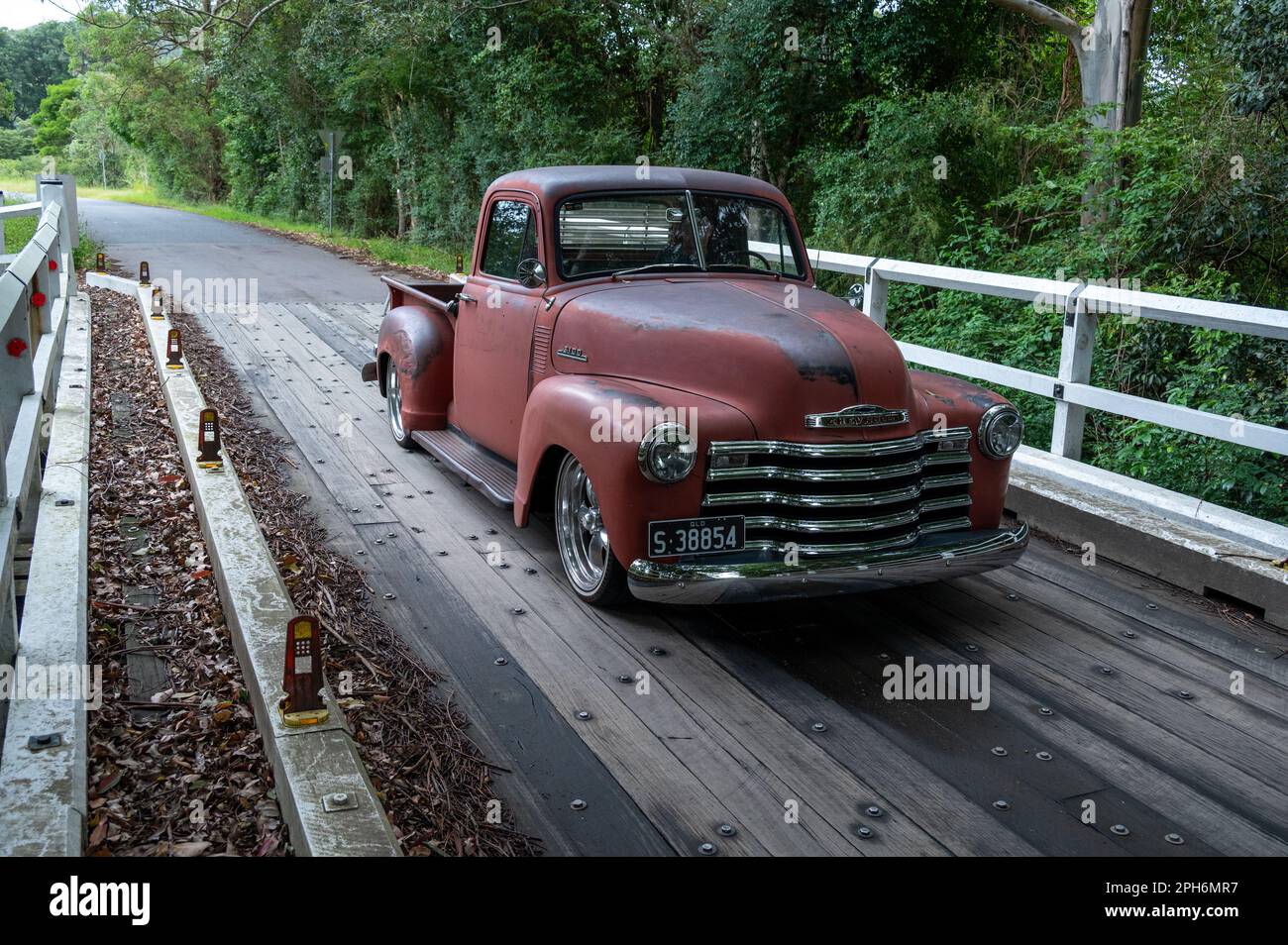 Ein 1953 amerikanischer Chevrolet 3100 Pickup-Truck. Original lackiert, aber mit einem brandneuen Chevrolet 3,5 Liter V8 Block und 3-Gang-Automatikgetriebe. Stockfoto