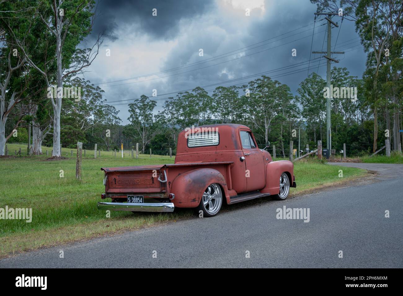 Ein 1953 amerikanischer Chevrolet 3100 Pickup-Truck. Original lackiert, aber mit einem brandneuen Chevrolet 3,5 Liter V8 Block und 3-Gang-Automatikgetriebe. Stockfoto