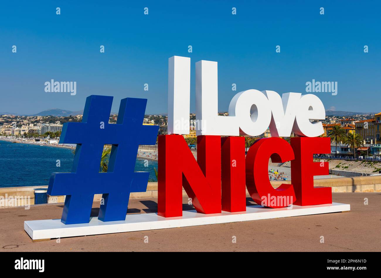 Nizza, Frankreich - 5. August 2022: „I love Nice“-Schild an der Quai Rauba Capeu Küstenpromenade unterhalb des Colline du Chateau Castle Hill an der französischen Riviera Stockfoto