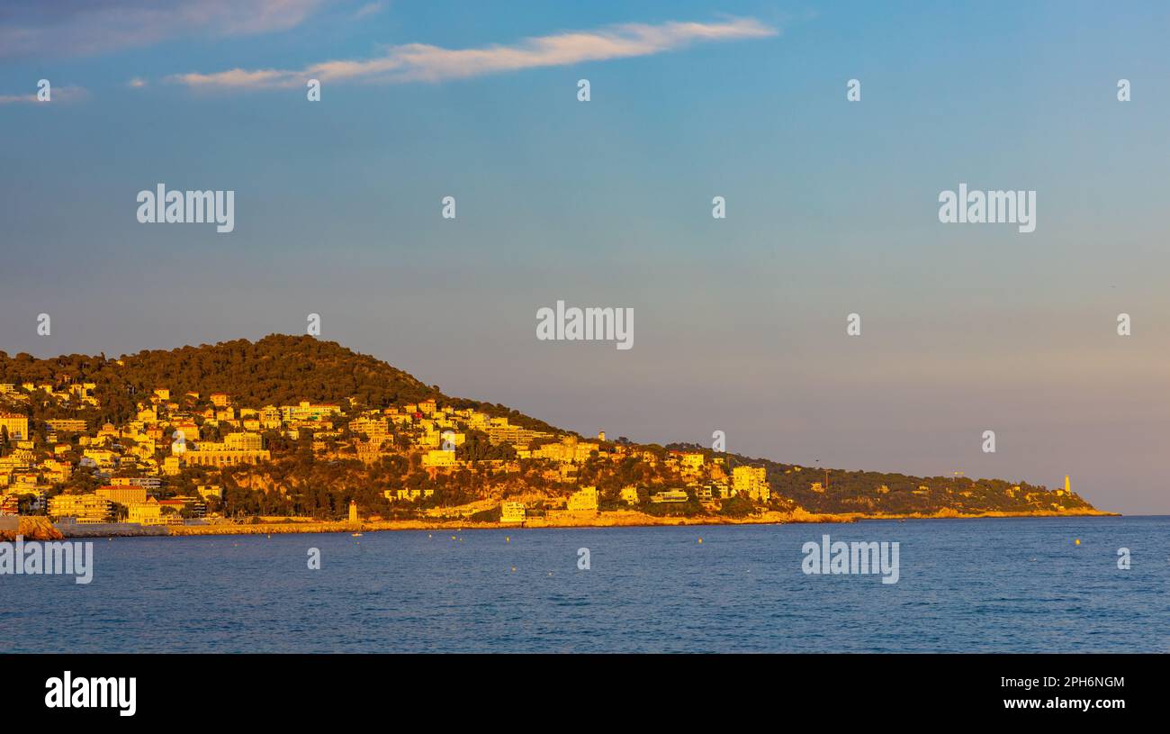 Nizza, Frankreich - 28. Juli 2022: Schönes Hafenpanorama mit dem Kap Mont Boron und Saint Jean Cap Ferrat an der französischen Riviera Azure Coast Stockfoto