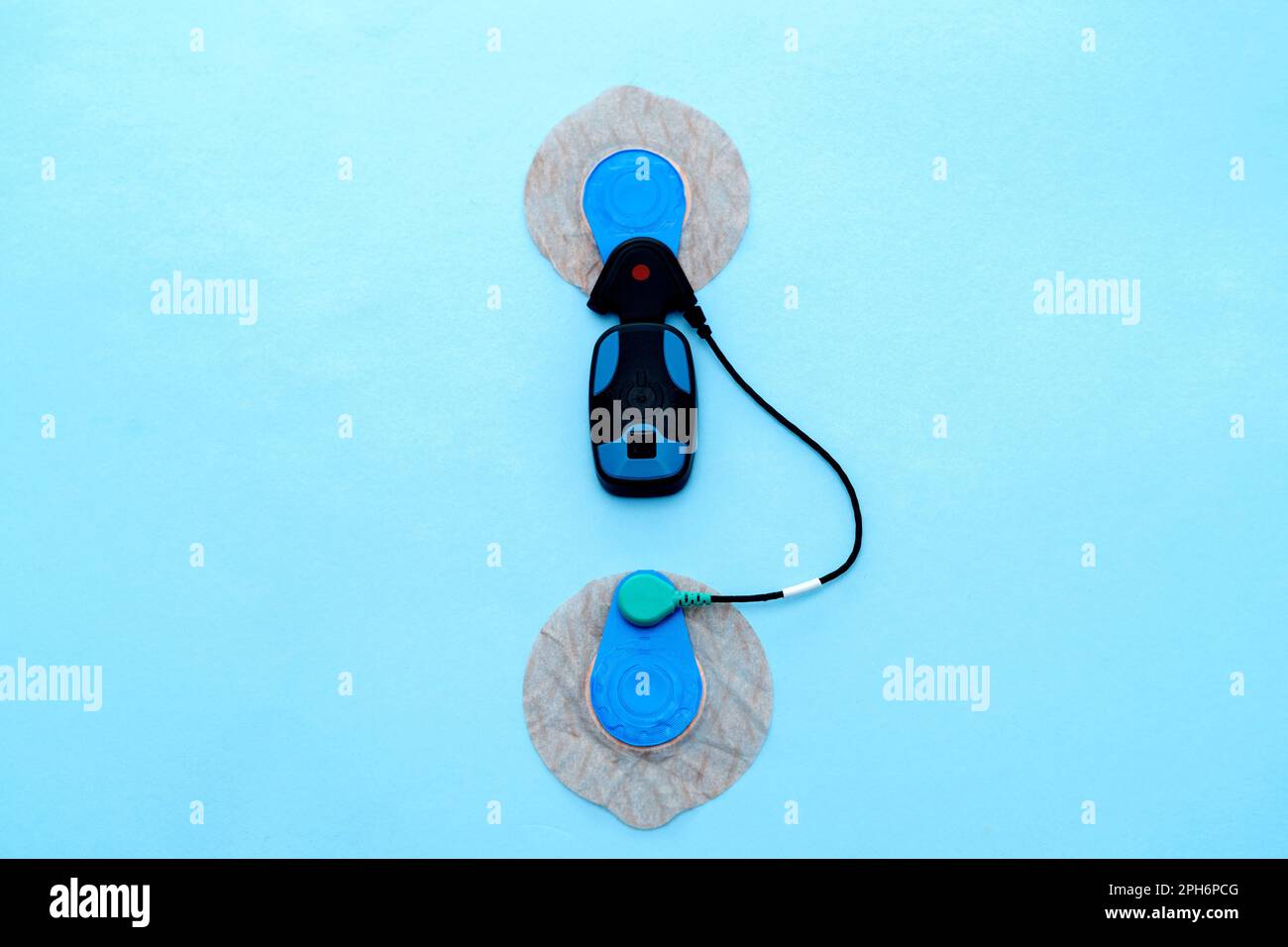 Ein modernes digitales Elektrokardiogramm oder Überwachungsgerät mit Holter-Herzmonitor - blauer Hintergrund Stockfoto