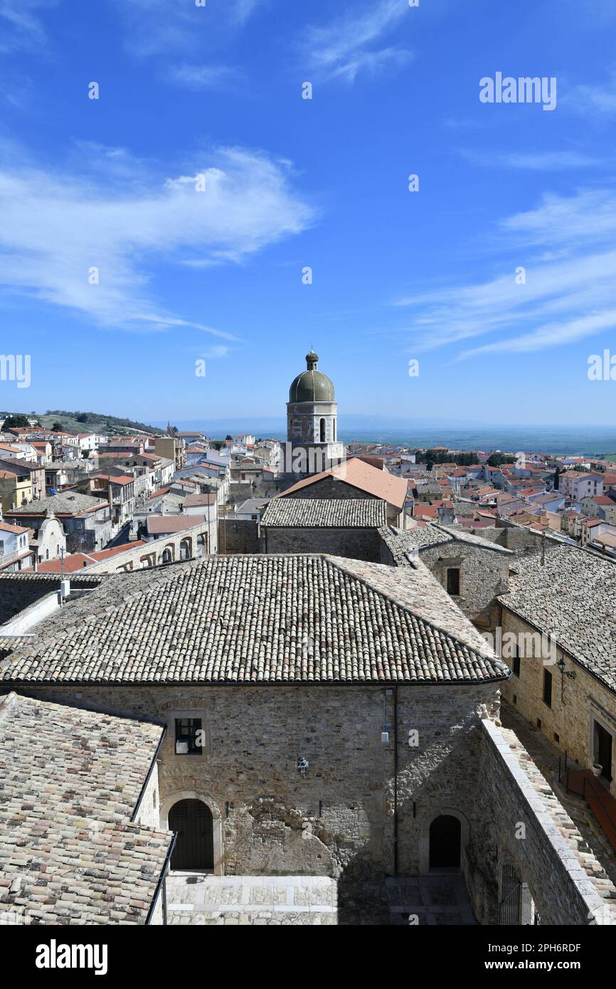 Panoramablick auf Pietramontecorvino, eine mittelalterliche Stadt im Bundesstaat Apulien in Italien. Stockfoto