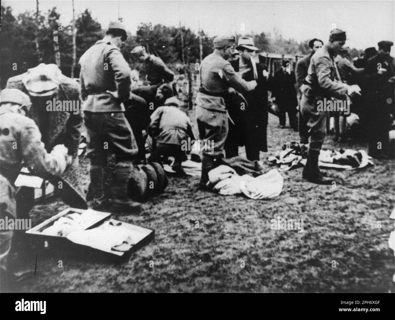 Ustaše Miliz konfisziert das Eigentum von Juden, die in das KZ Jasenovac in Kroatien in Elend geritten sind. Die Ustase (eine fanatische kroatische faschistische Bewegung) war die einzige nationalsozialistische kollaborationistische Regierung, die ihre eigenen Konzentrations- und Vernichtungslager betreibt, und sie massakrierten Juden, Roma und Serben mit einer Grausamkeit, die sogar die Nazis erschreckte. Stockfoto