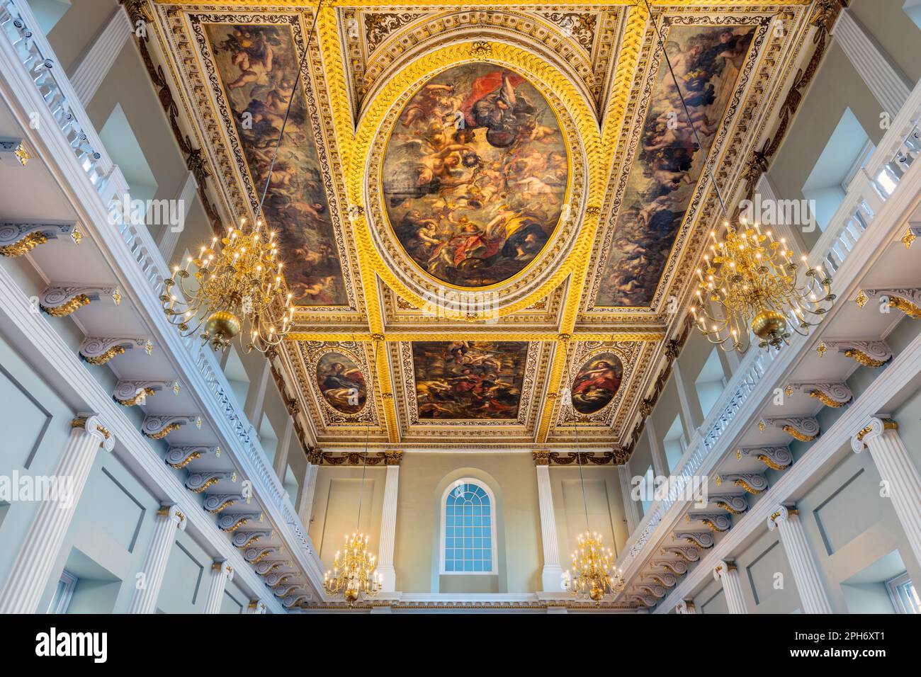 Die wunderschöne Decke des Banketthauses ist vom flämischen Künstler Sir Peter Paul Rubens. Die drei wichtigsten Leinwände zeigen die Vereinigung der Kronen, Stockfoto