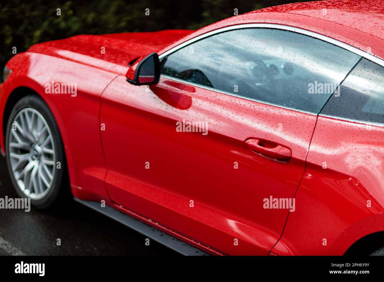 Ein roter Sportwagen der Ford Mustang 2015-Serie. Stockfoto