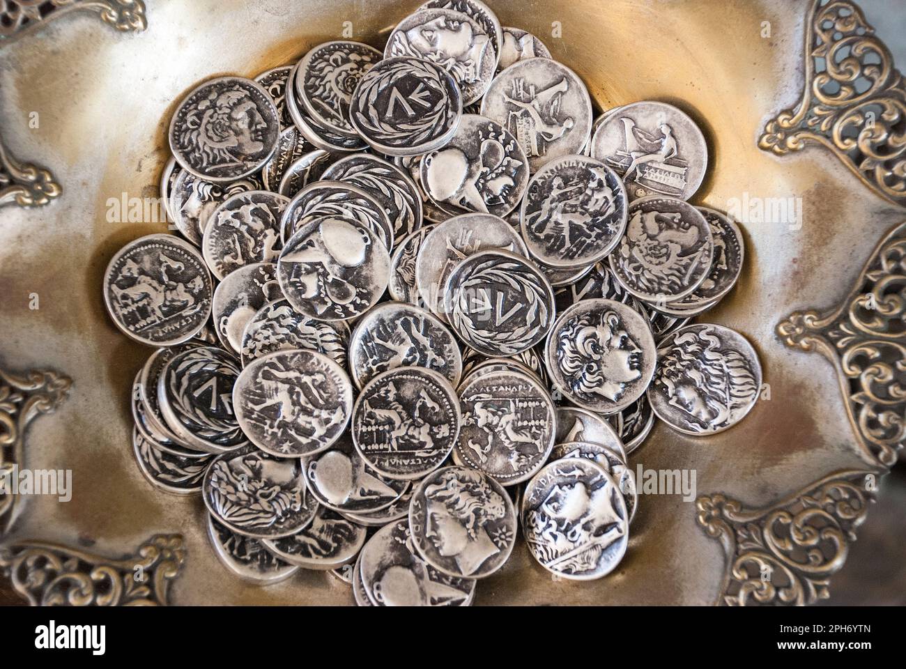 Attraktiver Haufen alter griechischer Münzen, gesehen auf Kreta, griechenland Stockfoto