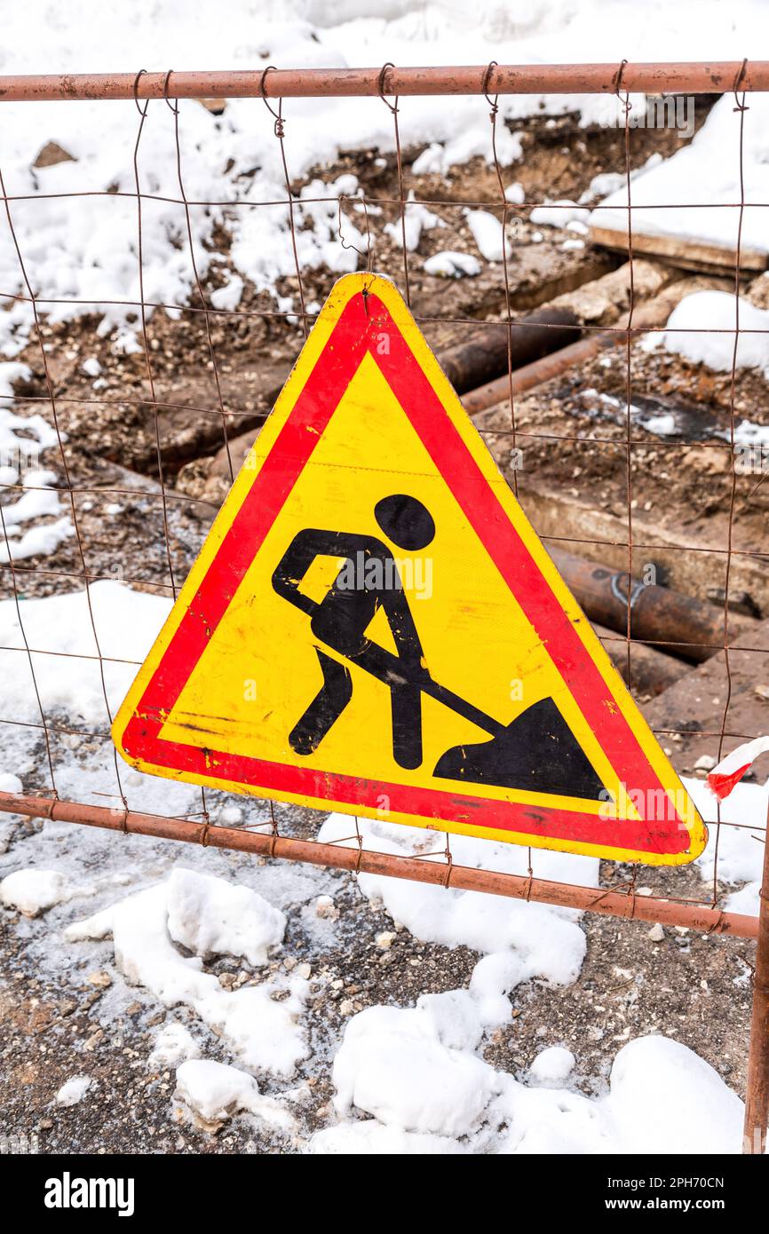 Straßenbauschild an der Stadtstraße. Durchführung von Bau- und Reparaturarbeiten in der Stadt Stockfoto