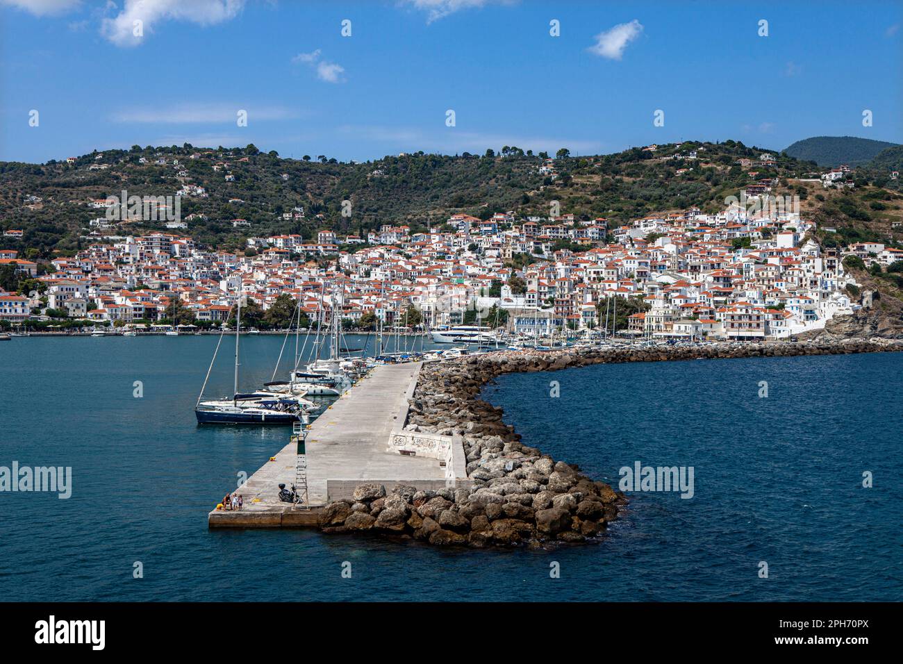 Ausflug mit der Fähre von Skiathos zur Insel Skopelos; Hafen von Skopelos Stockfoto