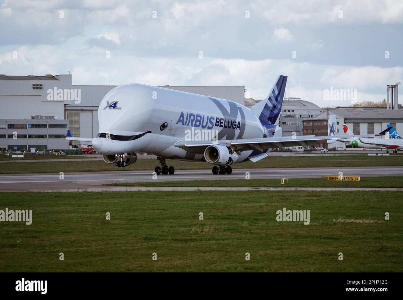 Hamburg, Deutschland. 24. März 2023. Ein Airbus 'Beluga XL' Nr. 4 A330-743L nähert sich dem Flughafen Finkenwerder. Der zweimotorige Frachter transportiert Flugzeugteile zwischen Airbus-Produktionsstandorten und auch zur Airbus Operations GmbH südwestlich von Hamburg. Kredit: Soeren Stache/dpa/Alamy Live News Stockfoto