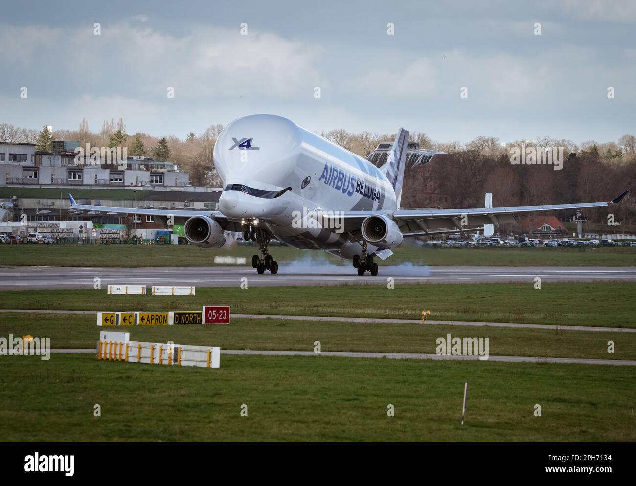 Hamburg, Deutschland. 24. März 2023. Ein Airbus 'Beluga XL' Nr. 4 A330-743L nähert sich dem Flughafen Finkenwerder. Der zweimotorige Frachter transportiert Flugzeugteile zwischen Airbus-Produktionsstandorten und auch zur Airbus Operations GmbH südwestlich von Hamburg. Kredit: Soeren Stache/dpa/Alamy Live News Stockfoto