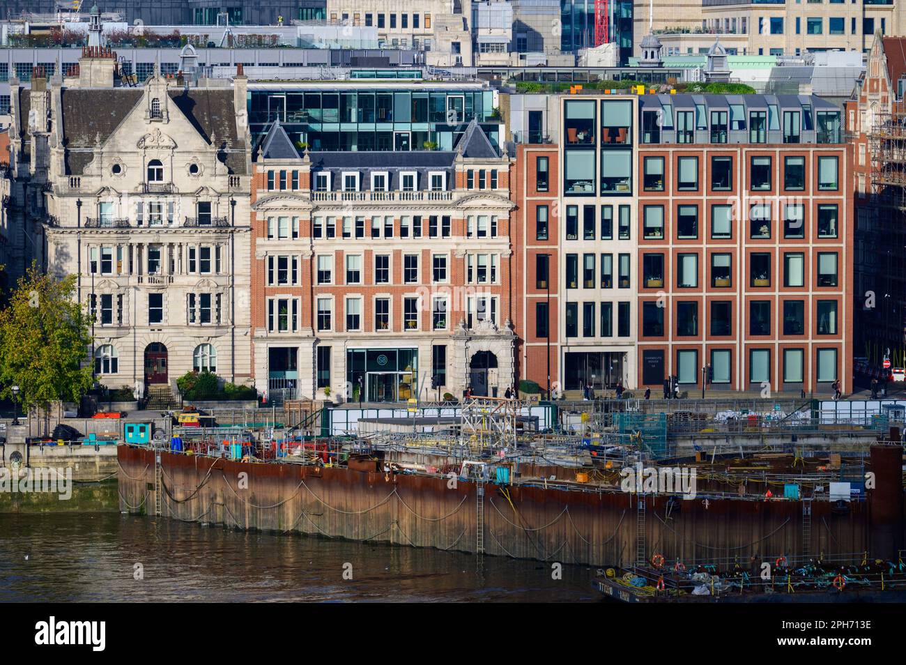 LONDON - 13. November 2022: Entdecken Sie das Tideway Central-Projekt an der Blackfriars Foreshore Site und seine Auswirkungen auf die Londoner Infrastruktur. Stockfoto