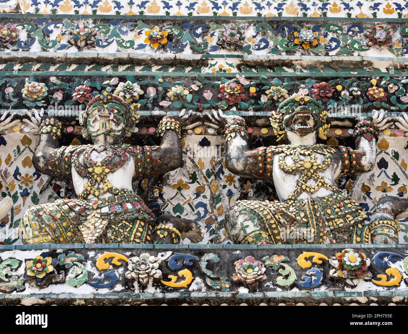 Diese prächtigen, kunstvoll verzierten Statuen schmücken die Fassade von Wat Arun und erwecken mit ihren lebendigen Farben und komplexen Designs zum Blickfang. Als Wächter der Te Stockfoto