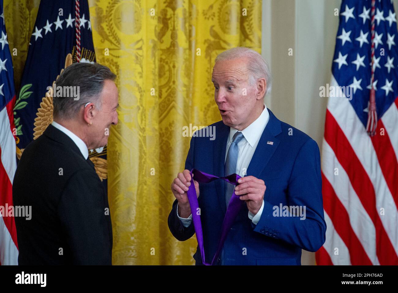 US-Präsident Joe Biden, rechts, überreicht den Arts and Humanities ...