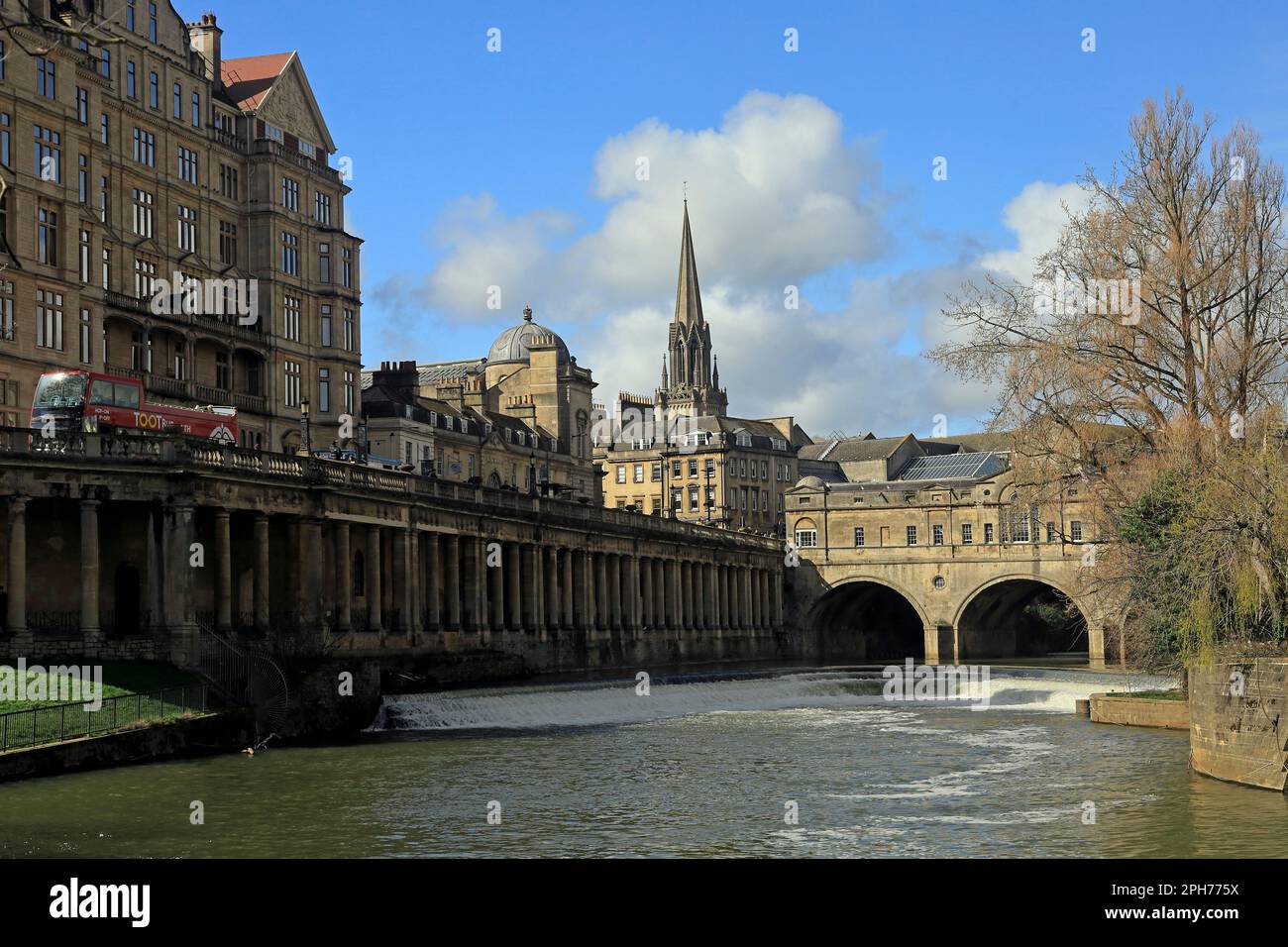 Pulteney Bridg und das Empire Hotel; berühmte Wahrzeichen, Bath. Aufgenommen Am 2023. März. Zyl Stockfoto