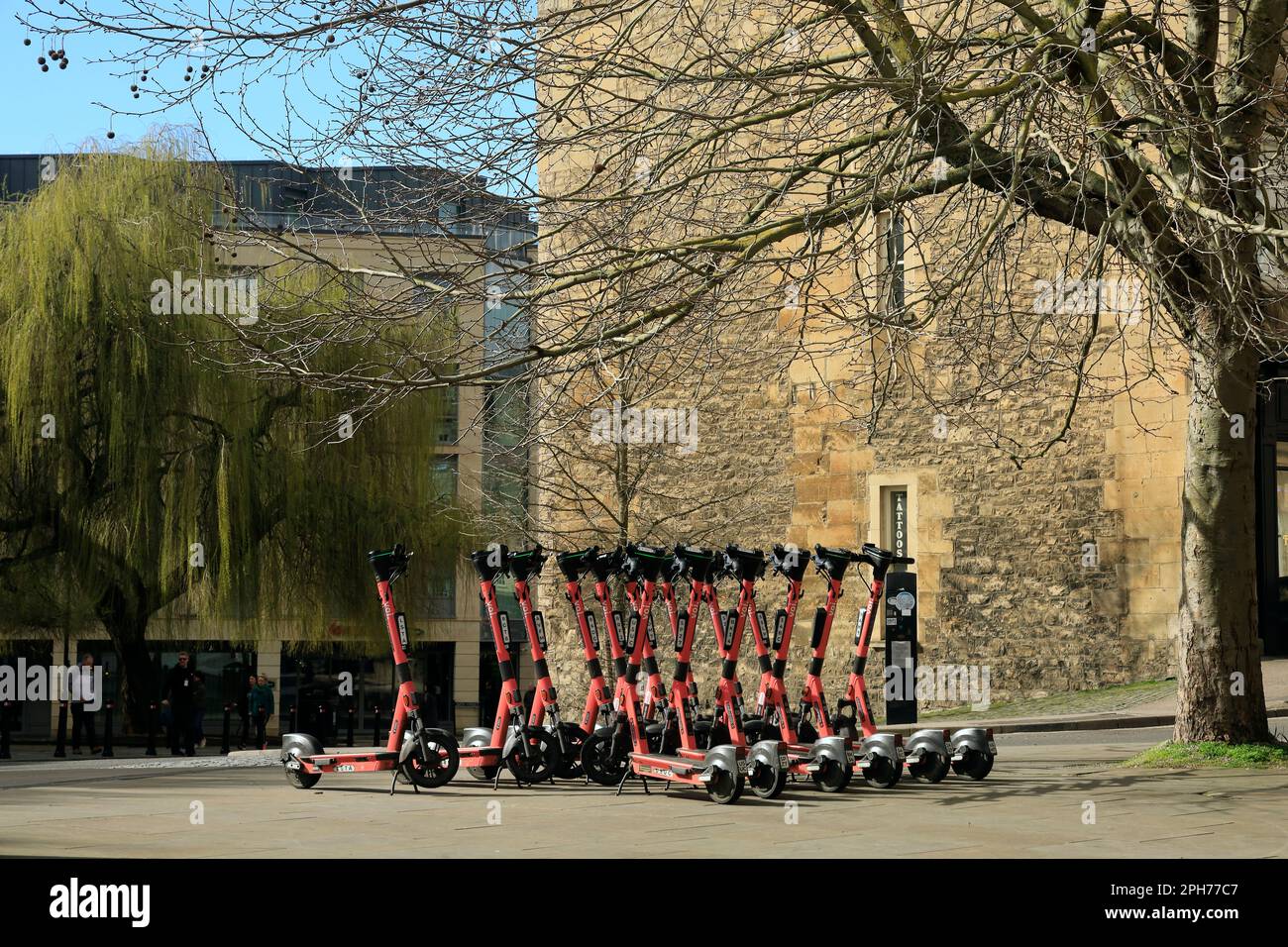 Motorrollerverleih. Viele elektrische Roller parken auf dem Bürgersteig, Bath. Aufgenommen Am 2023. März. Zyl Stockfoto