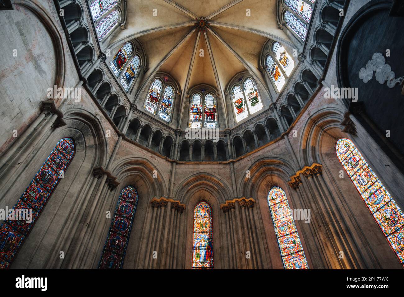 Buntglasfenster im Apse der Kathedrale St. Maurice in Vienne (Isere, Frankreich) Stockfoto