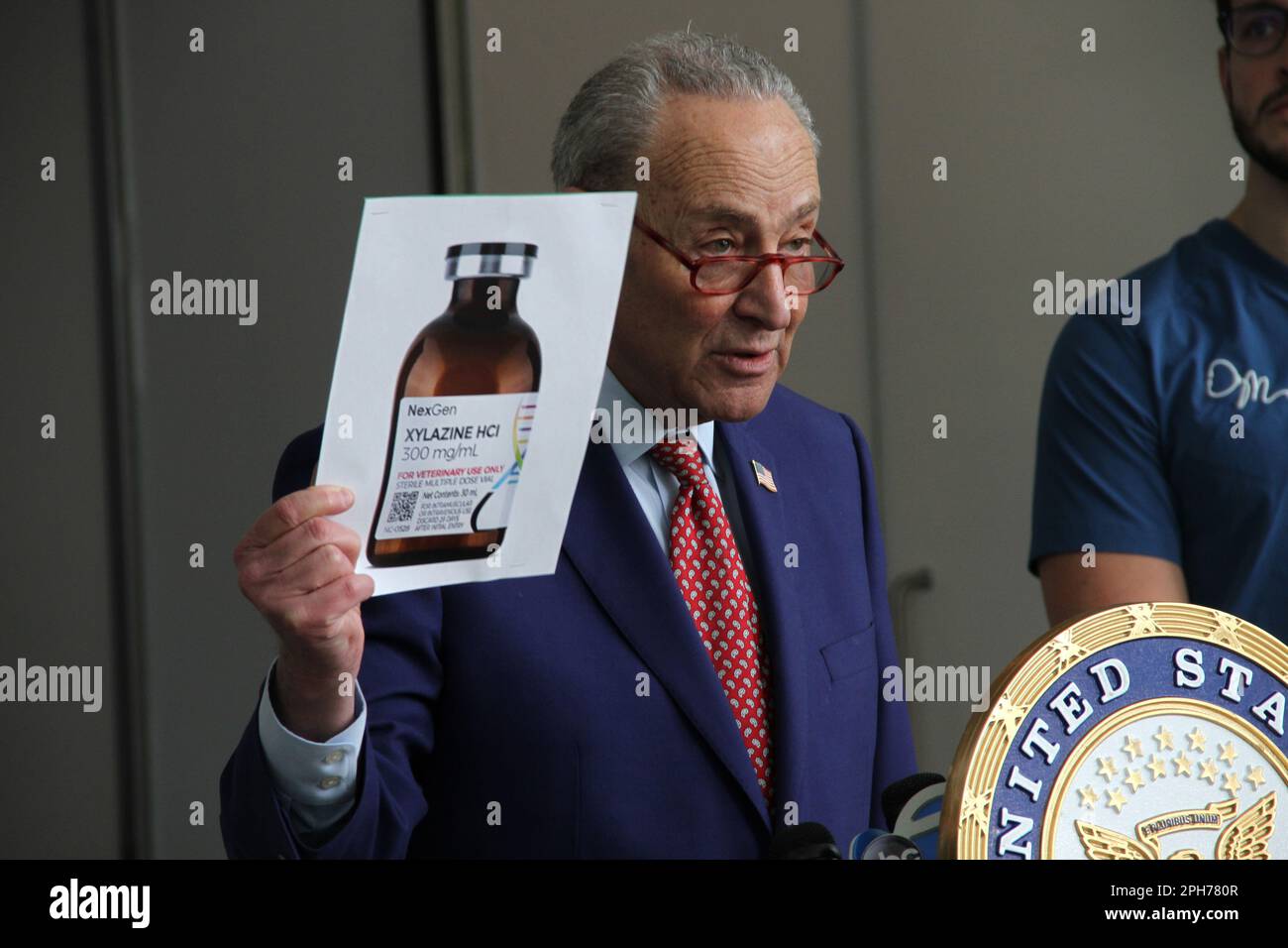 New York, New York, USA. 26. März 2023. New York, New York, Mehrheitsführer des Senats Chuck Schumer hält Pressekonferenz über Xylazine. Er sagte.Drug Enforcement Admin hat gerade dringenden Alarm als Big Apple & LI Start to See Xylazine Enter Metro Region; 'Zombie Drug''ist bereits mit Dutzenden von Todesfällen durch Überdosis in Upstate in Verbindung gebracht '' Drug ist Narcan resistent, Rots Skin, can Rice through Bone; .Schumer möchte, dass die DEA Ein sehr spezielles Team entsendet, das mit NYC & LI zusammenarbeitet, um die Rückwelle zu schlagen & kündigt Fed Funds Plan an, um NY Strafverfolgung, Drogenmissbrauch & Mental Health Services die Ressourcen zur Verfügung zu stellen Stockfoto