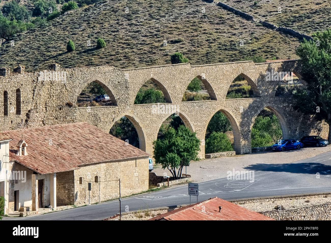 Das Aquädukt von Santa Llucia in Morella, Spanien, ist ein historisches römisches Wunderwerk mit wunderschönen Bögen und kultureller Bedeutung. Stockfoto