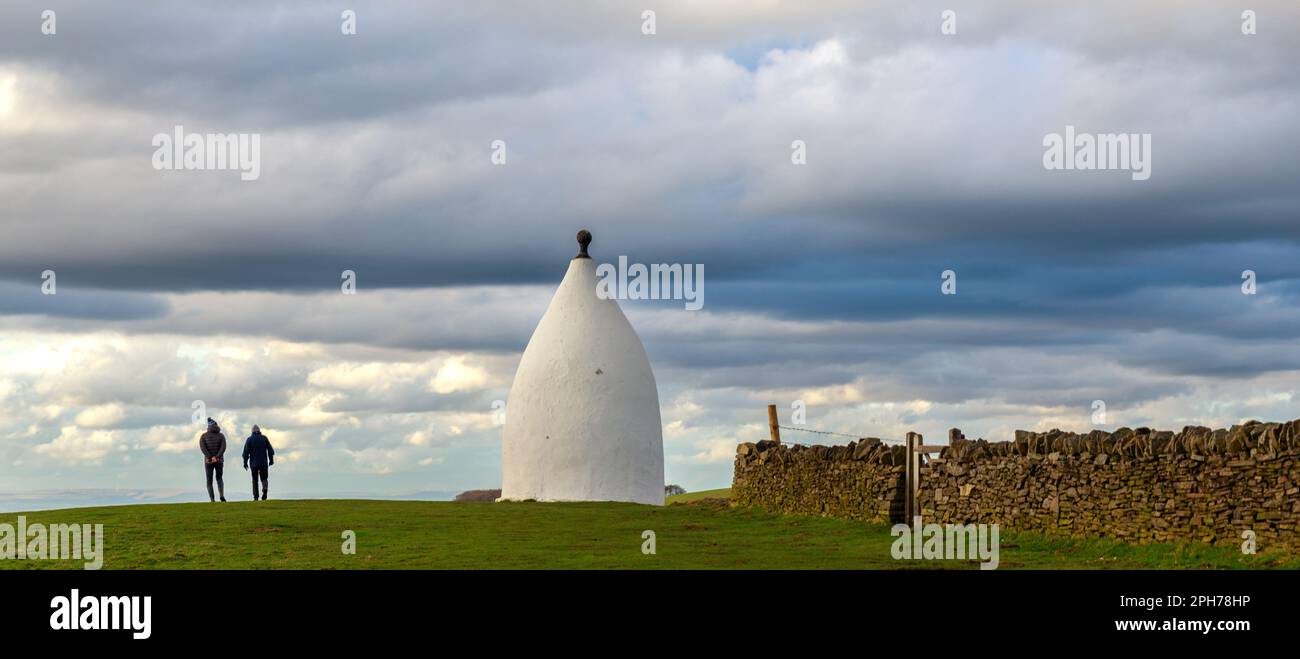Ein paar Wanderer gehen vorbei an White Nancy, einer Torheit, die gebaut wurde, um dem Sieg von Waterloo zu gedenken. Die Lage ist Kerridge Hill über Bollington Stockfoto