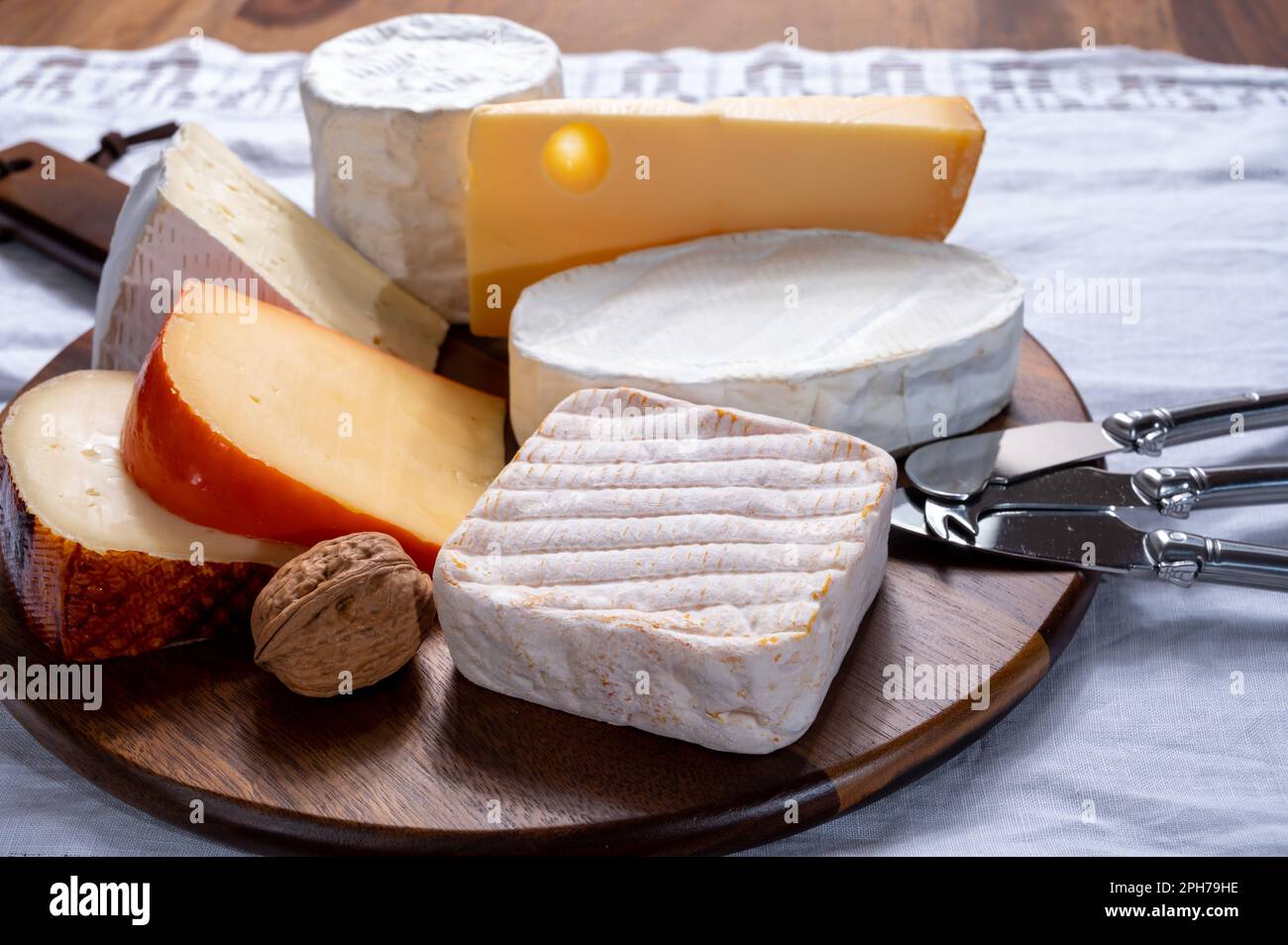 Sammlung belgischer Käsesorten, weicher gelber Kuhmilchkäse mit weißem Schimmel aus Brügge, Bouquet des moines aus der Abtei Val-Dieu, cremiger Käse und B. Stockfoto