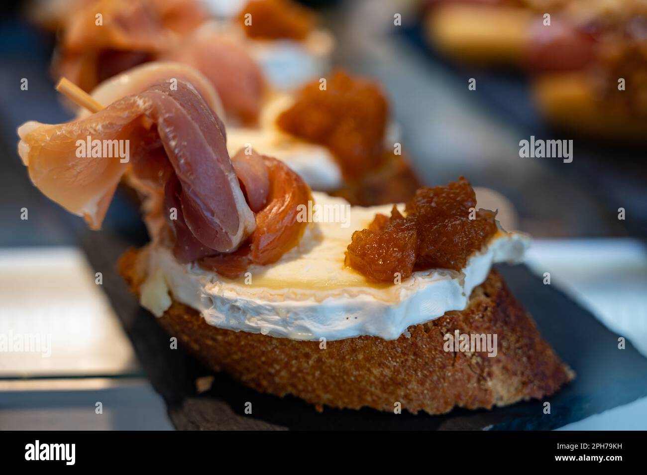 Typischer Mini-Burger-Snack aus dem Baskenland, Pinchos oder Pinxtos, kleines Stück Brot mit verschiedenen Belägen, serviert in der Bar in San-Sebastian oder Bilba Stockfoto