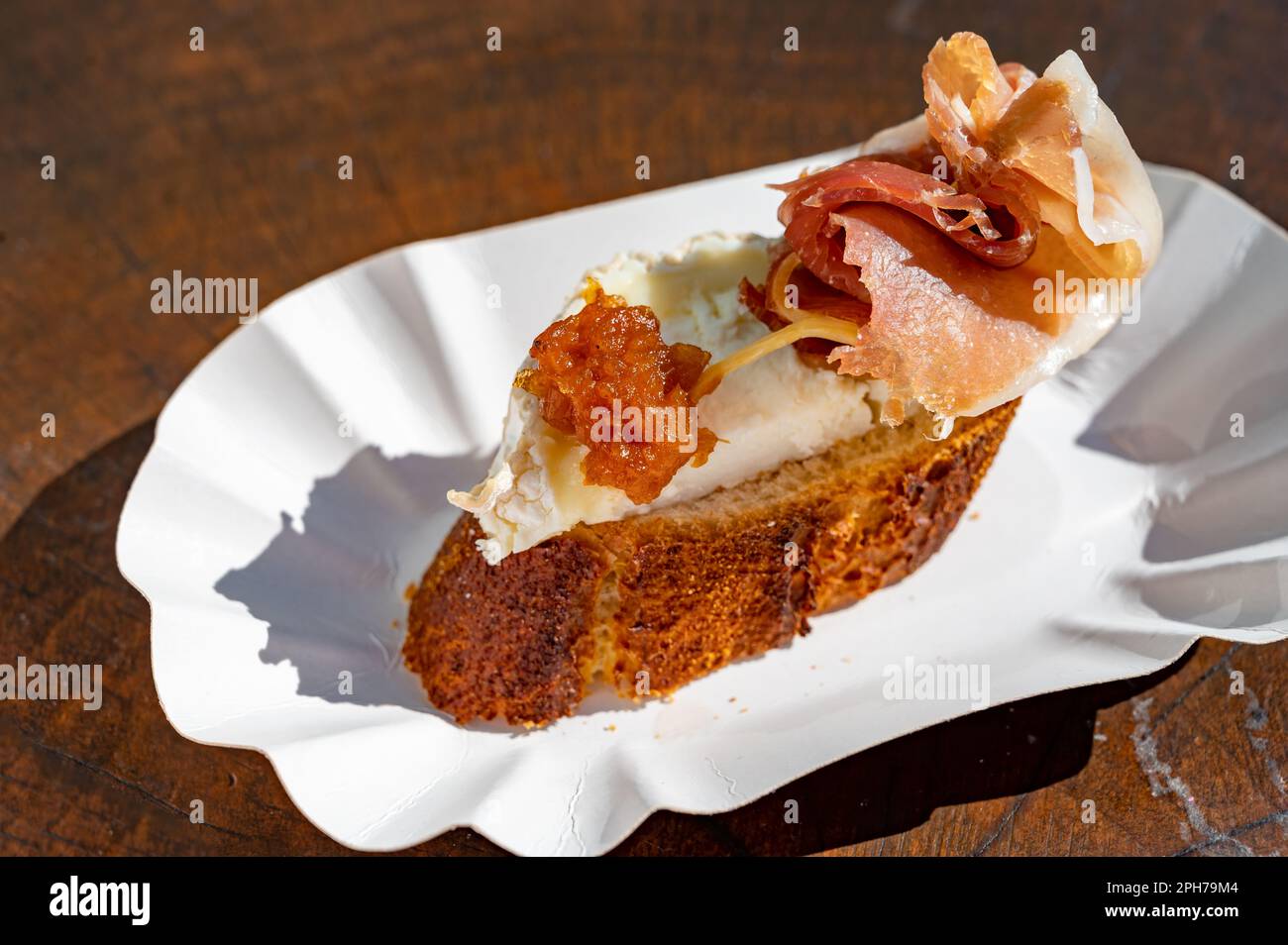 Typischer Mini-Burger-Snack aus dem Baskenland, Pinchos oder Pinxtos, kleines Stück Brot mit verschiedenen Belägen, serviert in der Bar in San-Sebastian oder Bilba Stockfoto