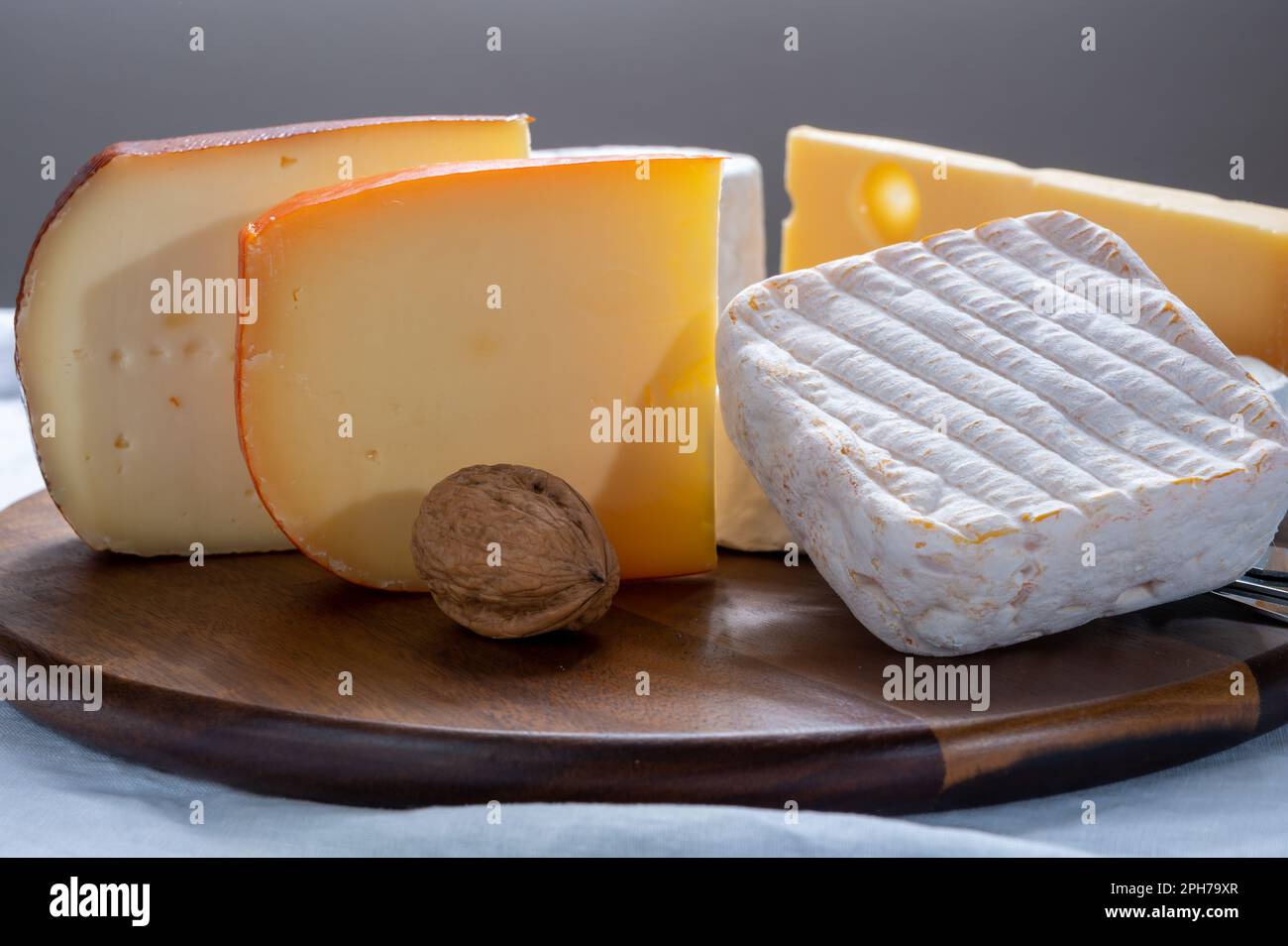 Sammlung belgischer Käsesorten, weicher gelber Kuhmilchkäse mit weißem Schimmel aus Brügge, Bouquet des moines aus der Abtei Val-Dieu, cremiger Käse und B. Stockfoto