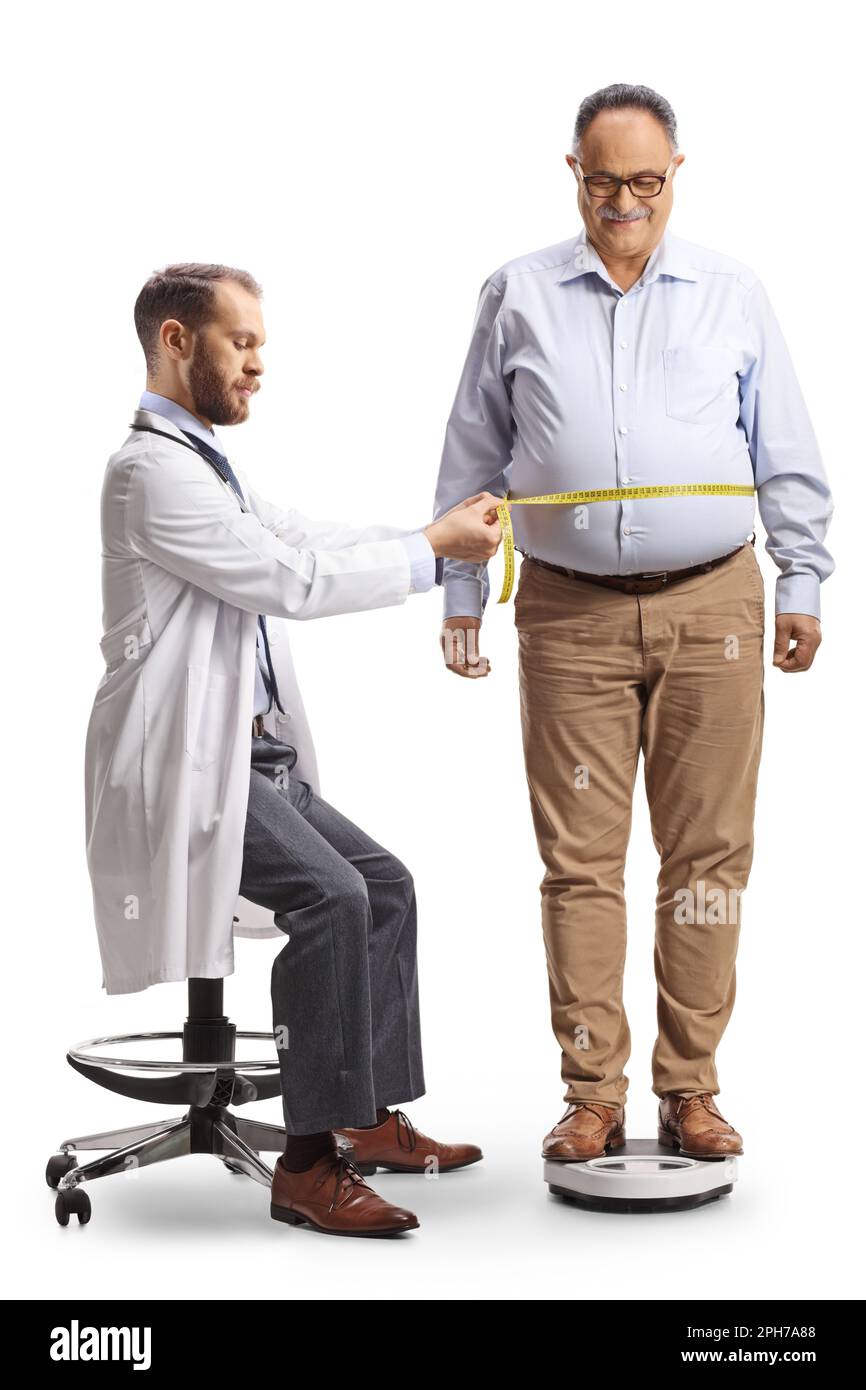 Arzt, der Taillenmessungen von einem reifen Mann nimmt, isoliert auf weißem Hintergrund Stockfoto
