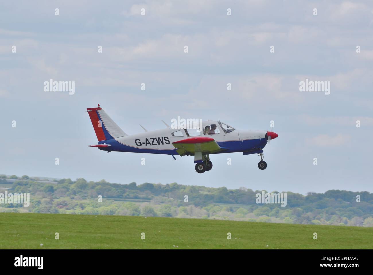 Ein Piper PA-28R Cherokee Arrow 180, eingetragen G-AZWS, startet vom Flugplatz Compton Abbas. Stockfoto