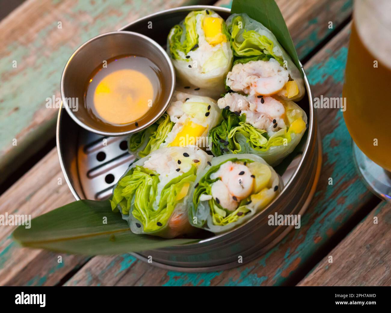 Leckere Ceviche-Rollen aus weißem Fisch mit Reispapier im vietnamesischen Stil Stockfoto