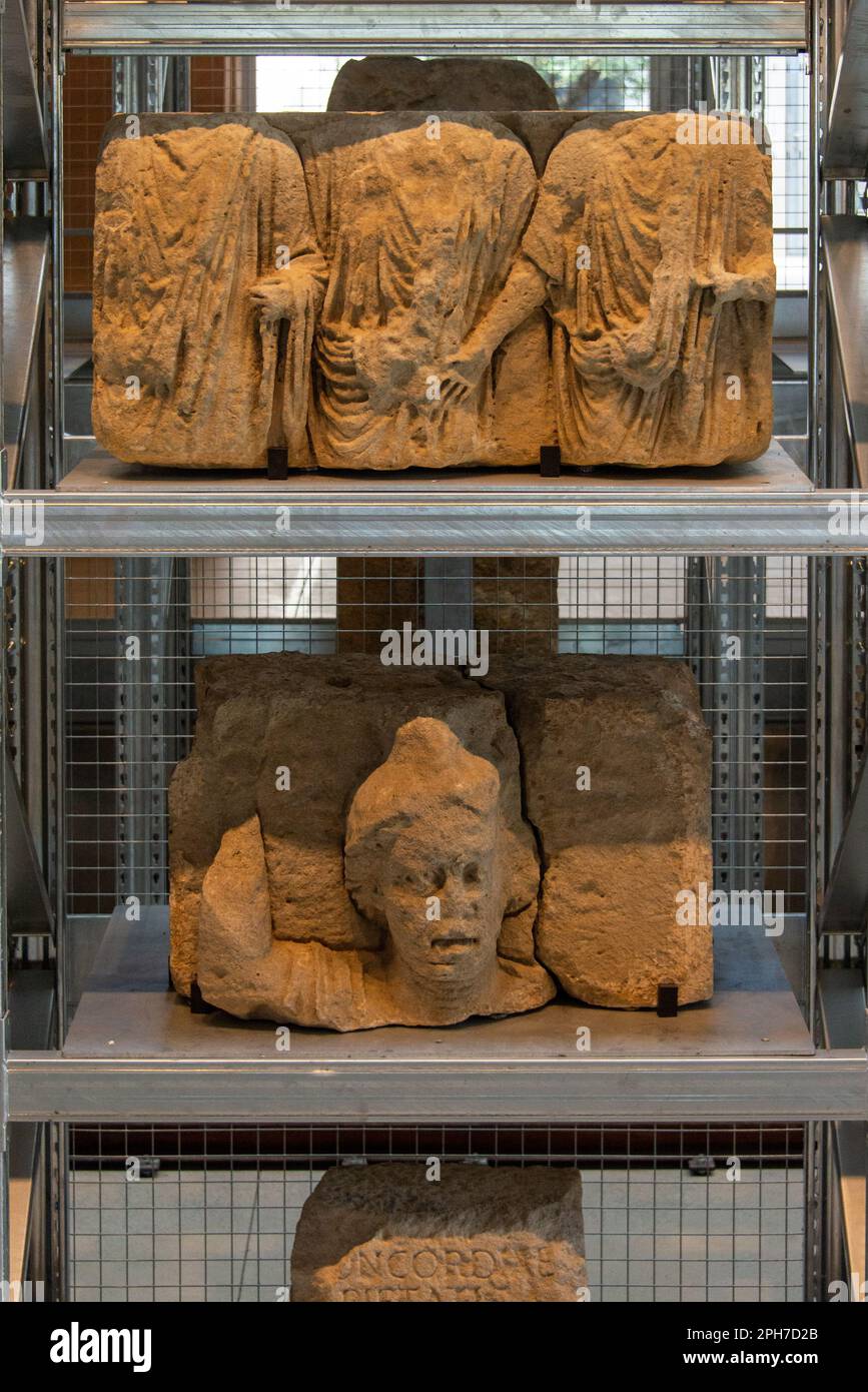 Zwei geschnitzte Reliefsteine aus römischen Gräbern auf dem Regal der beeindruckenden Lapidärmauer in Narbo Via, dem neuen römischen Geschichtsmuseum von Narbonne. Stockfoto