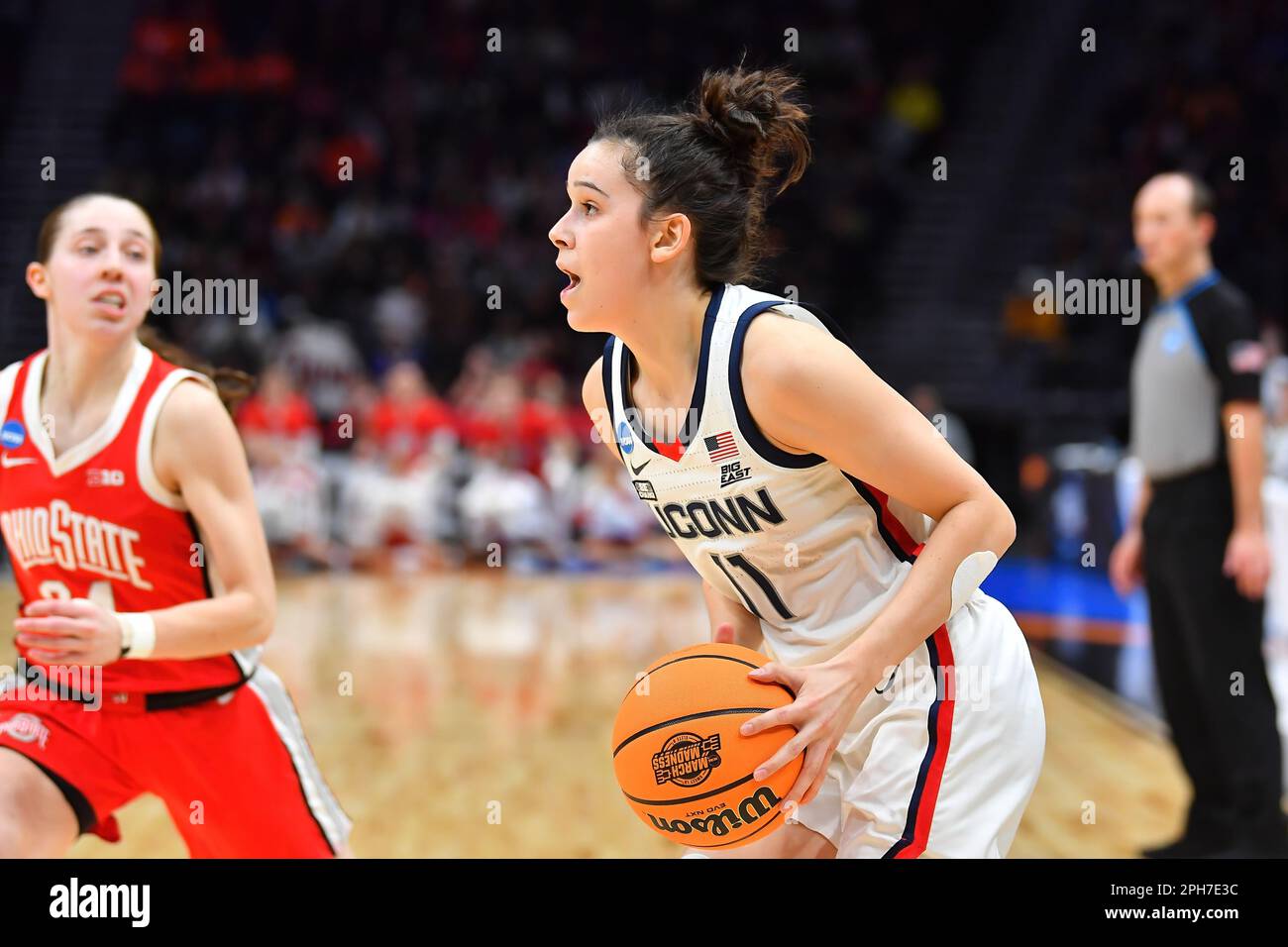 25. März 2023: UConn Huskies Forward Lou Lopez Senechal (11) auf dem Gelände während des NCAA Regional Semifinal-Basketballspiels für Frauen zwischen den Ohio State Buckeyes und den UConn Huskies in der Climate Pledge Arena in Seattle, WA. Ohio State hat UConn 73-61 besiegt, um sich einen Platz in der Elite 8 zu sichern. Dadurch wird eine frühere Galerie durch eine falsche Überschrift ersetzt. Steve Faber/CSM Stockfoto