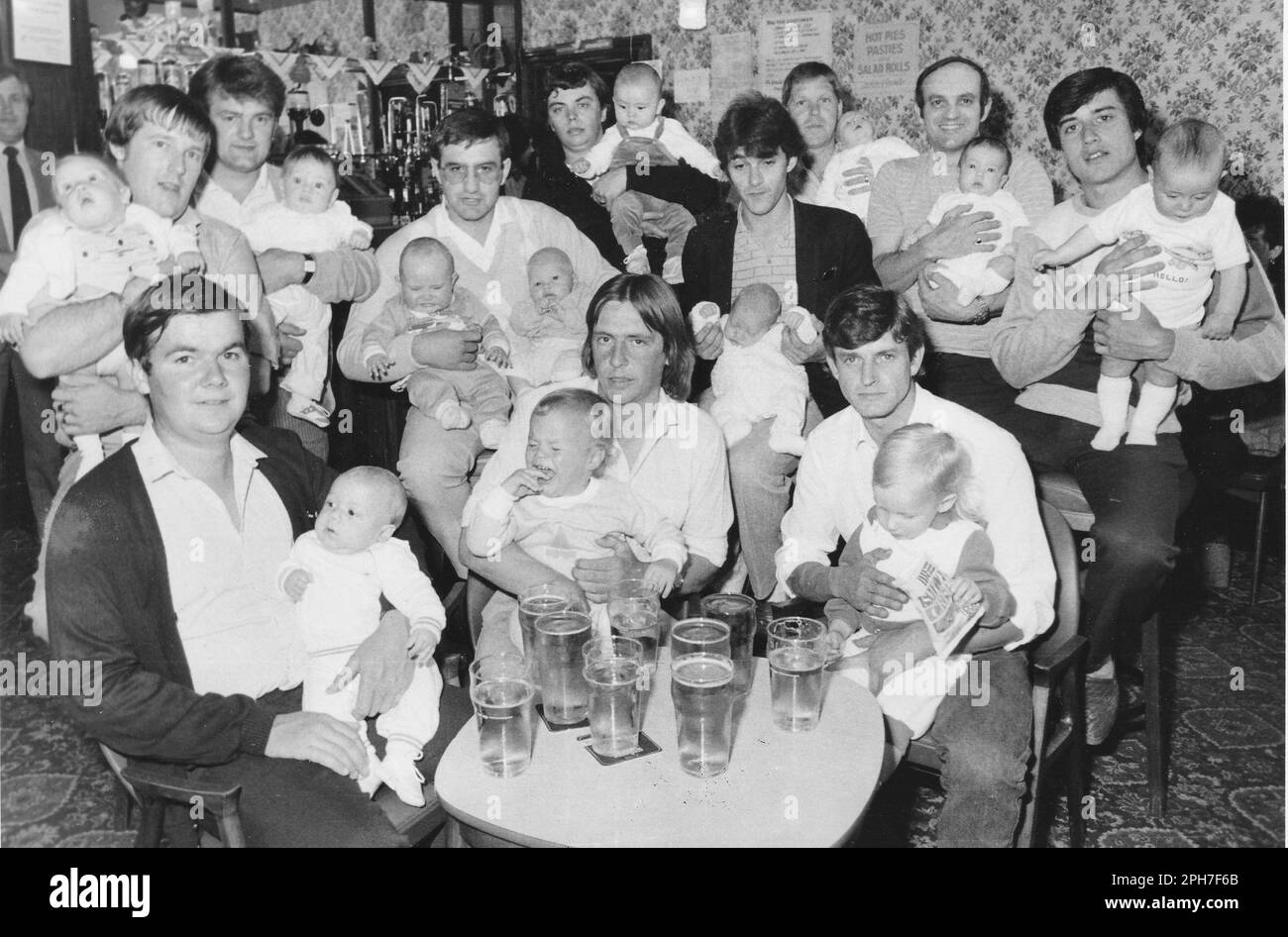 STAMMGÄSTE IM MUTTER-SHIPTON-PUB, PORTSMOUTH, MIT IHREN KLEINEN JUNGS. DIE JUNGS TRINKEN ALLE LAGER UND SIND IN DEN LETZTEN 14 MONATEN ALLE VÄTER VON JUNGEN GEWORDEN. BILD: MIKE WALKER. 1985 Stockfoto