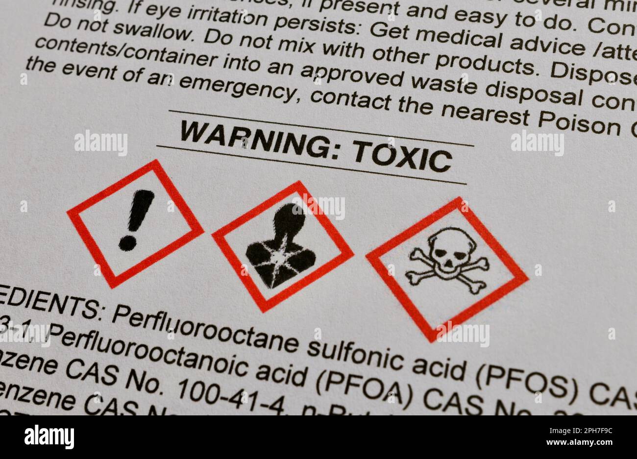 Warnhinweis auf einem Sicherheitsdatenblatt, der darauf hinweist, dass das Produkt giftige Substanzen enthält. Es werden die üblichen Piktogramme für chemische Gefahren gezeigt Stockfoto